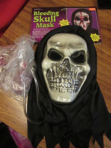 New Bleeding Skull Mask Adult Costume NWT Drips Blood Age 15+ Skeleton - 第 1/3 張圖片