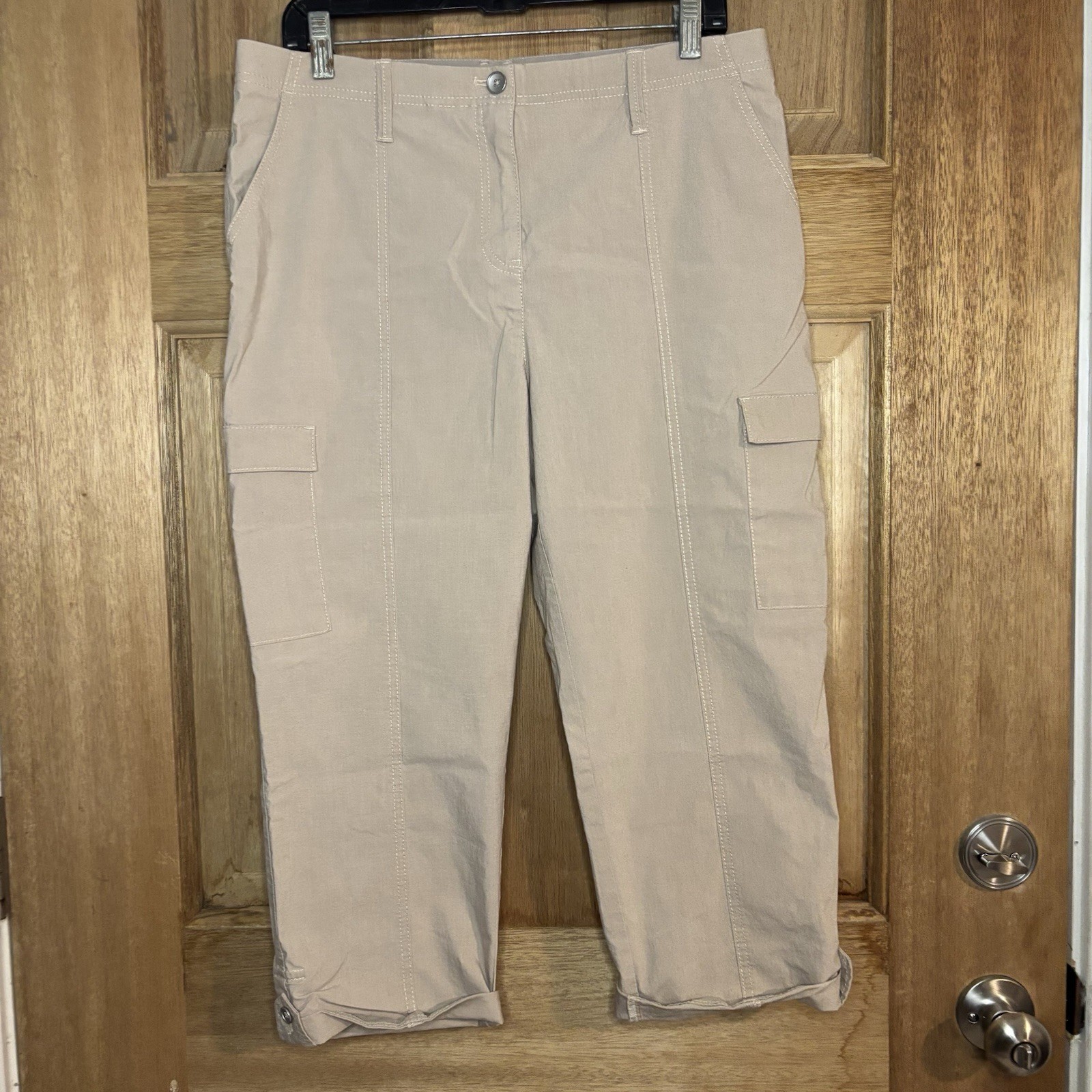 Chico's women’s Light Beige Cargo Pants cropped size 1.5