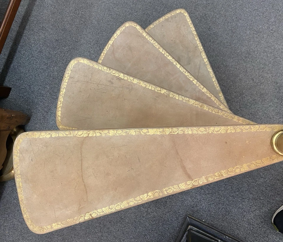 Soporte de exhibición vintage de latón y cuero en relieve de bambú sintético MCM Library Steps Foto 3 de 4