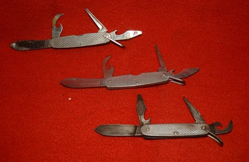 Lot of 3 Camillus military brand utility pocket knives WW2, 1959, 1972