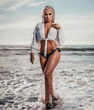 BEAUTIFUL SCARLETT BORDEAUX 8X10 Photo