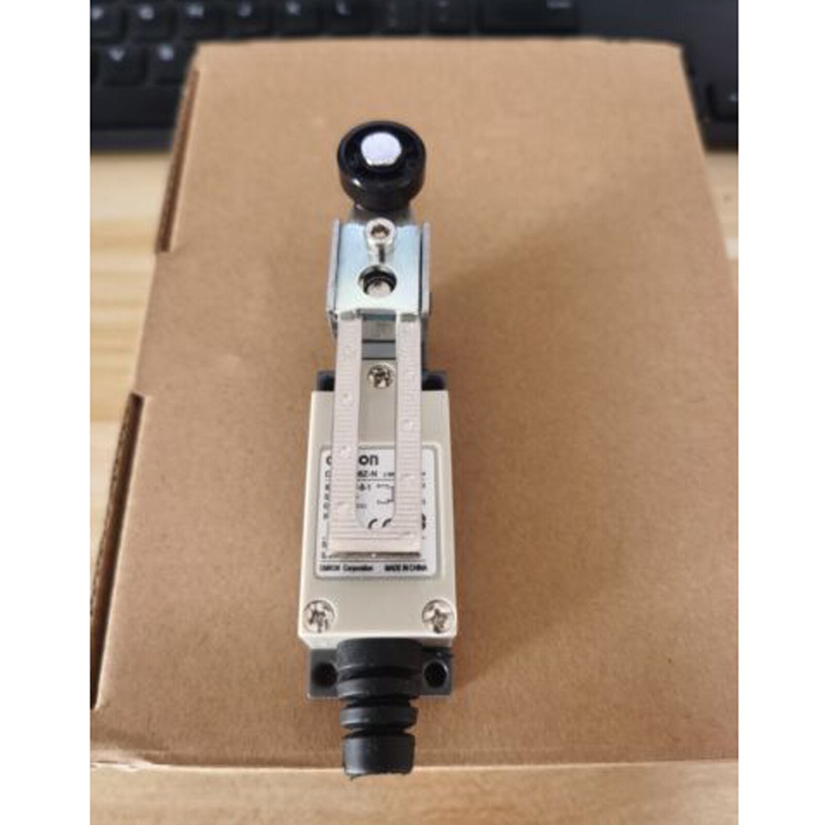 1PC New Omron D4V-8108Z-N D4V8108ZN Limit Switch New in box FREE