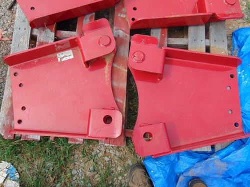 Mahindra KMW 6907-1036 Front Bucket Loader Mounting Plate Set Left and Right