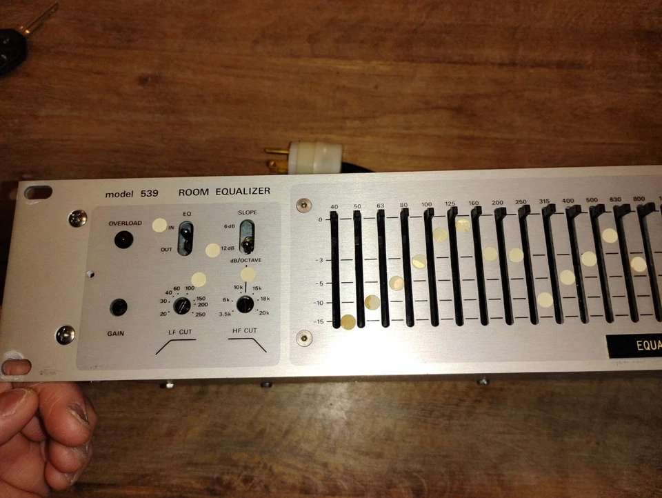 Ecualizador de una tercera banda UREI 539 de colección Foto 2 de 4