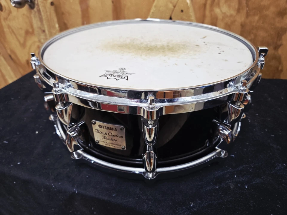 Yamaha Birch Custom Absolute Snare Drum 5.5 x 14 Black BSD0145 Japan MFG. 2002 - Image 4 of 4