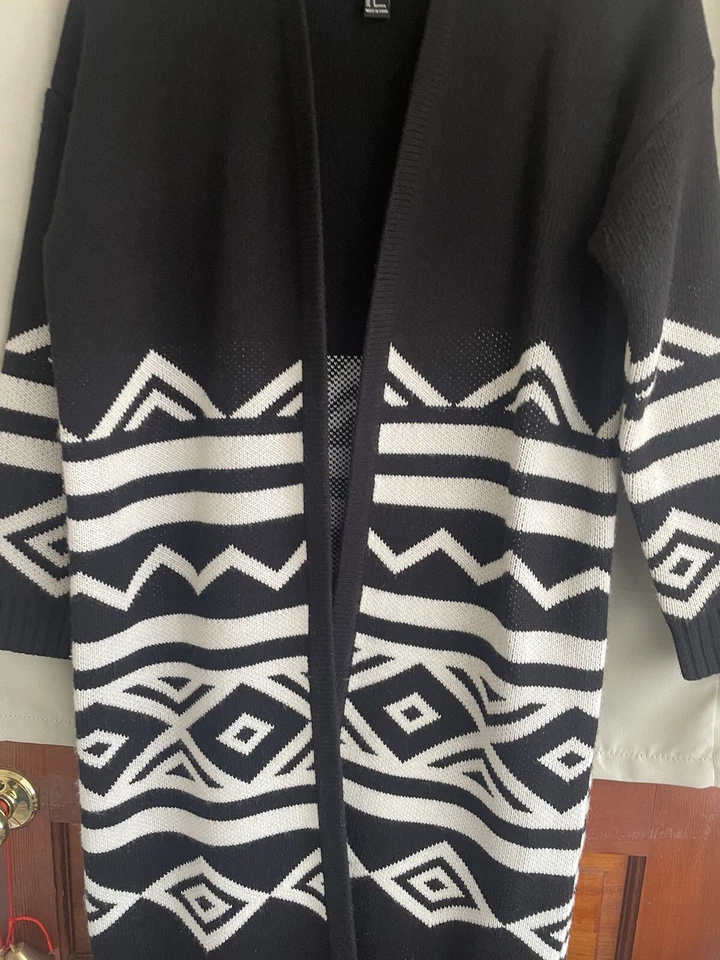 Cárdigan largo plumero negro blanco Southwest Aztec Forever 21 S. LEER Foto 4 de 4