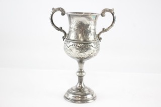 Antiker Liebespokal aus Zinn mit floralem Repoussé H: 21 cm 375 g