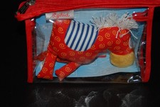 SIGIKID Pferd Greifling rot ca. 13x13x3cm in Tasche TÜV geprüft quickt NEU
