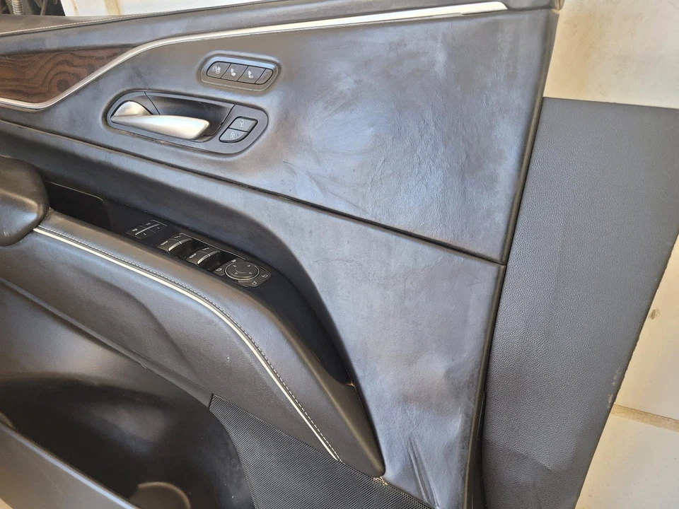 2021-2023 Cadillac Escalade ESV Front Driver Door Trim Panel, Black/Woodgrain Foto 2 de 4