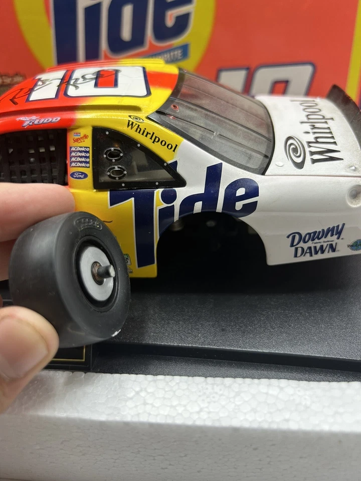 Ford Thunderbird 1997 NASCAR #10 Tide Ricky Rudd 1:18, firmado por Revell roto Foto 2 de 4