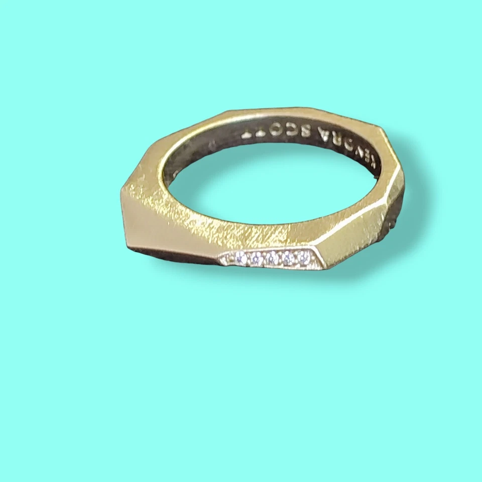 Anillo modernista geométrico Kendra Scott de latón claro talla 7 circonitas Foto 2 de 4