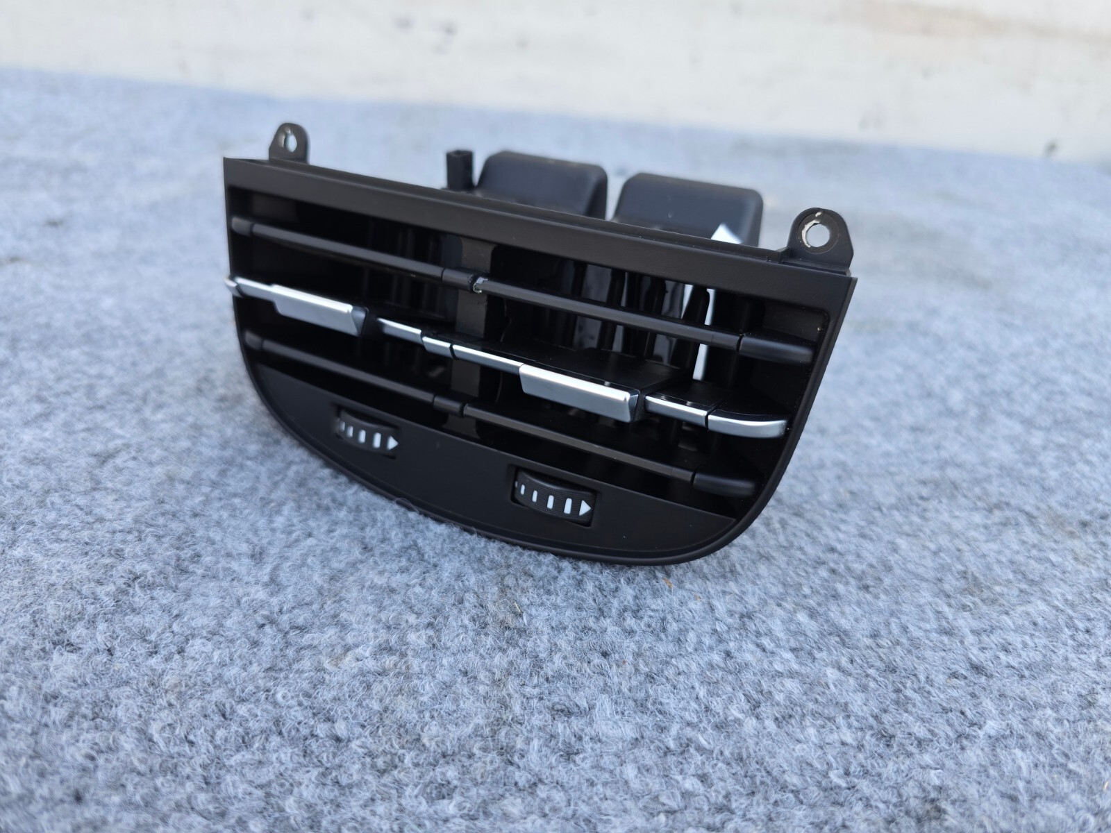CENTER CONSOLE REAR AC VENT GRILLE ASSEMBLY OEM 74K 14-17 MASERATI GHIBLI S