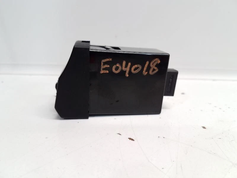 2004 Hyundai Santa Fe Dash Switch - Dome Light  - Image 2 of 3