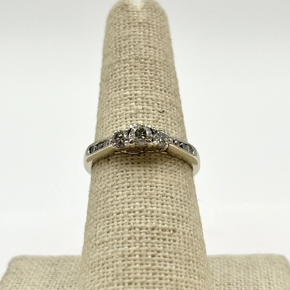 Anillo de oro blanco de 14 k 0,4 ctw trilogía de 9 diamantes con detalles talla 7 (LO1004975) Foto 2 de 4