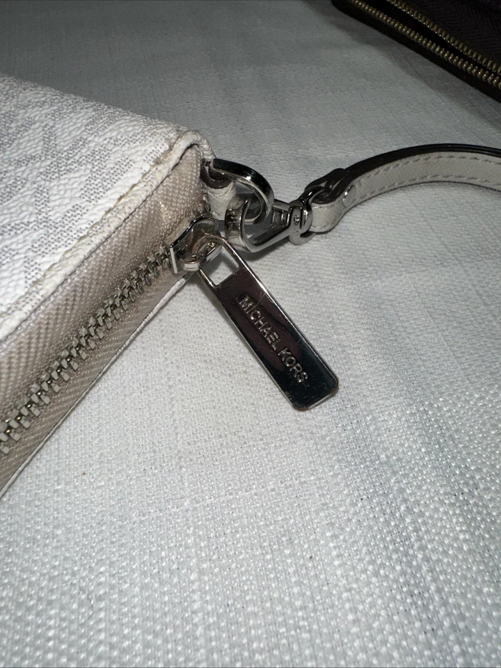 Cartera de muñeca Michael Kors blanca con estampado de logotipo MK cremallera alrededor herrajes plateados Foto 4 de 4