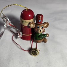 Vintage Allegro Adorno de Navidad Oso Cuerda de Escalada a Campana de Navidad
