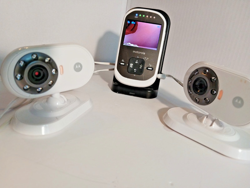 Motorola MBP-25PU 2.4 in Baby Monitor With 2 Camera Set