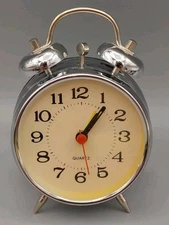 Vintage Desktop Quartz Alarm Clock Easy to Use Works AA Battery included