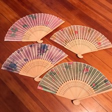Set Of 4 15  Collapsible Hand Fans Pretty Floral Designs pretty classic design