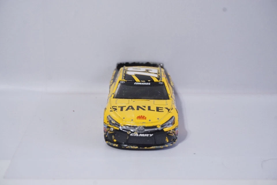 2015 #19 Carl Edwards Stanley Tools 1/64 NASCAR modelo Nascar fundido LEIA SOLTO! - Imagem 2 de 4