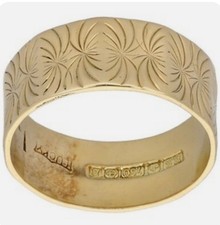 18ct Gold Ring 4.62g Patterned Wedding Plain Size M - Hallmarked. Scrap or wear.