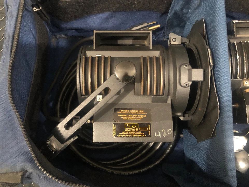 Kit de luces LTM (5 piezas) 3-420w, 2-100w, con soportes de luz para puertas de granero, bombillas y estuche Foto 2 de 4