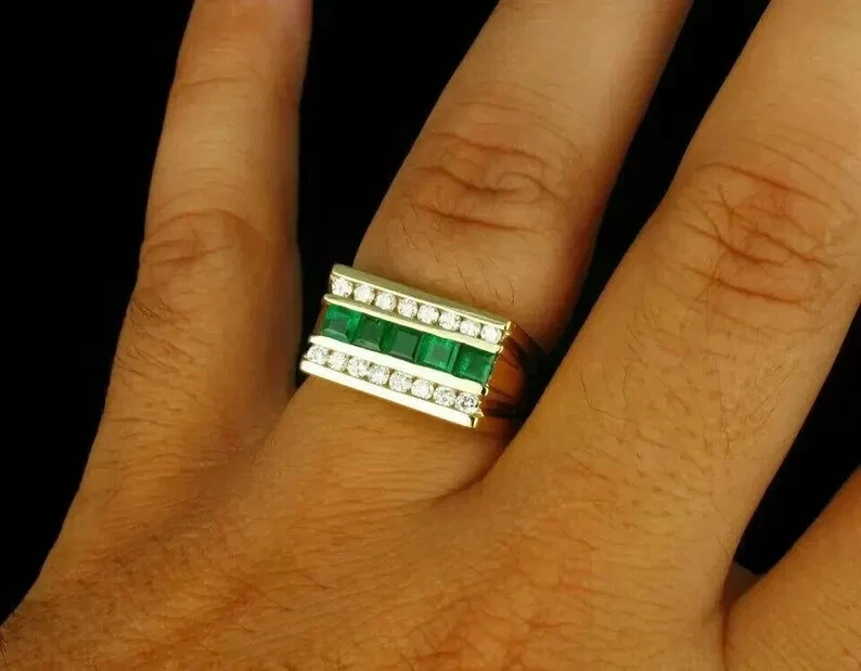 Anillo de boda para hombre esmeralda simulada corte princesa de 3 quilates enchapado en oro amarillo de 14 k Foto 4 de 4