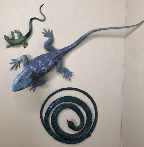 Juego de 3 juguetes de plástico animales reptiles tonos verdes 2 lagartos 1 serpiente enrollada - Imagen 2 de 3