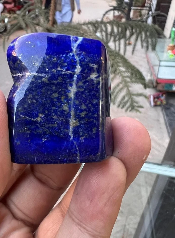 Increíble piedra preciosa de lapislázuli azul de alta calidad con tapa de 220 quilates Foto 2 de 4