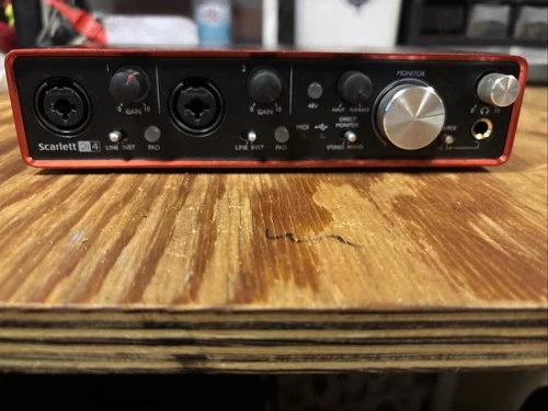Focusrite Scarlett 2i4 (2nd Gen) – funktionsfähig mit kleinen Mängeln