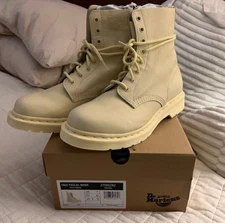 Dr Doc Martens 1460 Boots Size 9 Womens Pascal Mono Cream Beige leather 8-eye