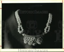 1986 Press Photo Chaumet's gold, diamond & mother-of-pearl detachable necklace