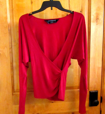 NORMA KAMALI SIZE M RED WRAP FRONT PULLOVER LOW CUT V-NECK LSLV RUCH SILKY POLY