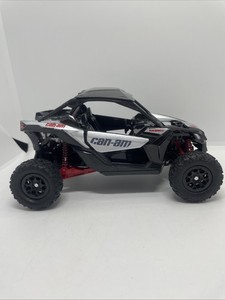 New Ray TOYS Can-AM Maverick X3 (Hyper Silver/Red)/ Scale - 1:18
