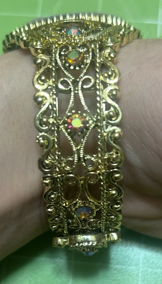 Brazalete camafeo dorado y púrpura con diamantes de imitación adornados faltan 4 piedras pequeñas Foto 2 de 3