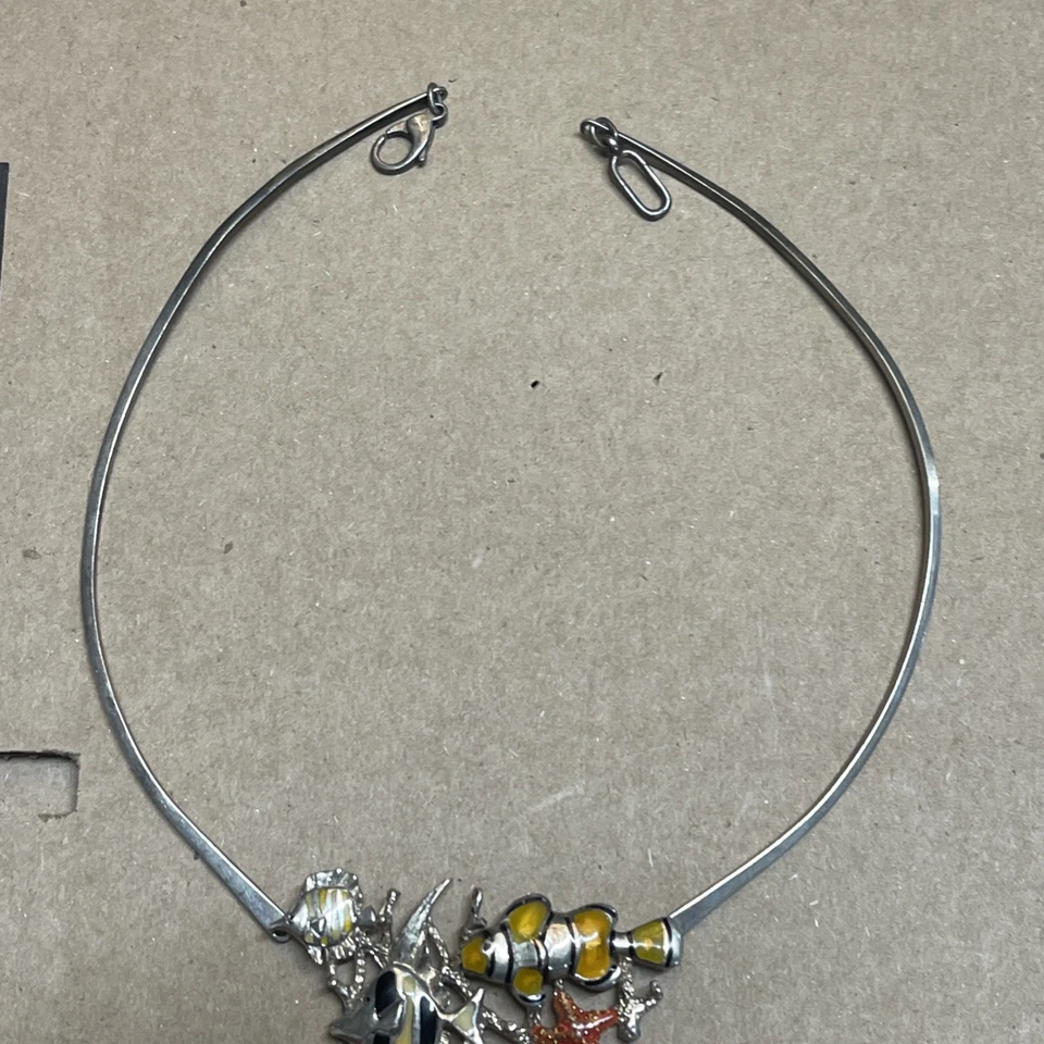 Collar de ley Kabana esmalte de peces tropicales, concha de mar y peces estrella Foto 2 de 4