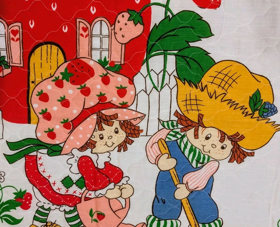 Edredón de pastel de fresa hecho a mano de la década de 1980 + pastel de arándanos con verde•{45" X 36"}• Foto 3 de 4