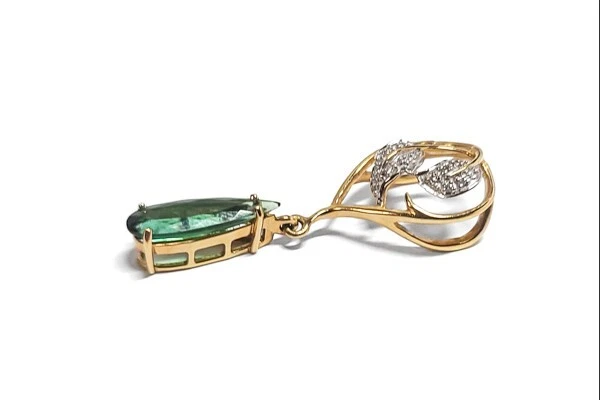 Colgante en forma de lágrima de diamantes de turmalina verde de 1,17 c de oro de 18 quilates Y Foto 3 de 4