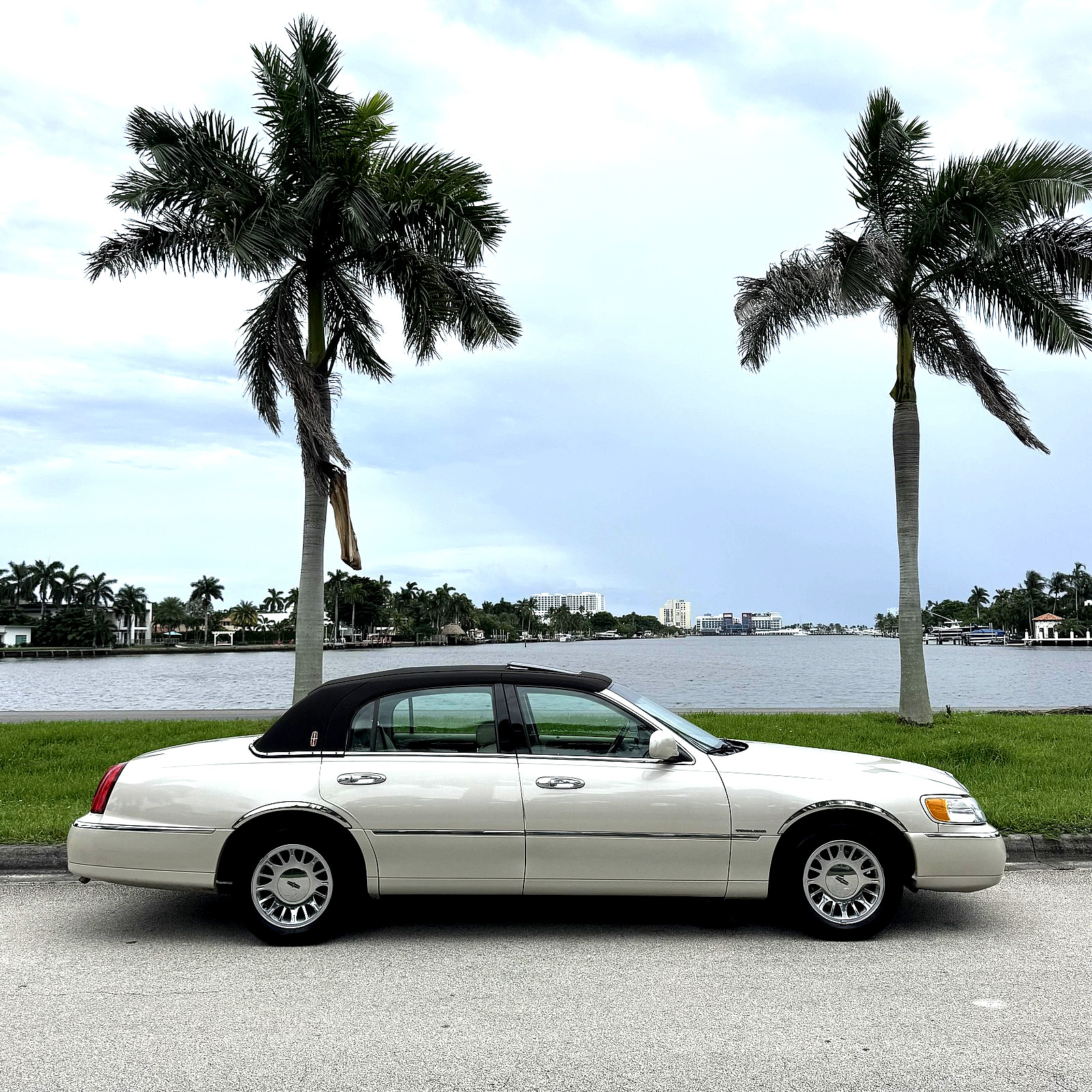 1999 Lincoln Town Car for sale in Hollywood Florida