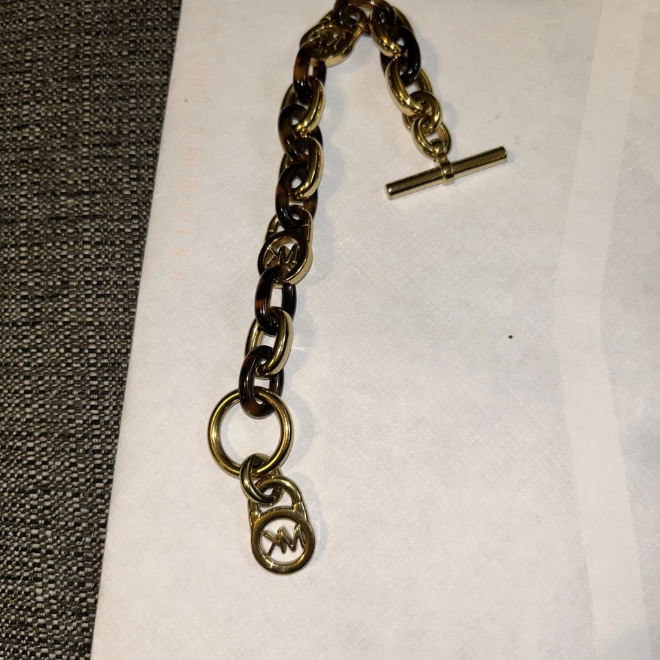 Brazalete Michael Kors imitación caparazón de tortuga MK eslabón de palanca tono dorado, 7,5 Foto 2 de 4