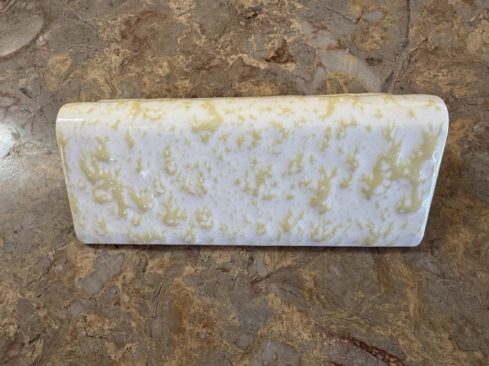 Azulejo 1-Dal D-410 oro maya tapa en V brillo borde vintage amarillo salpicaduras llenas de baches Foto 2 de 3