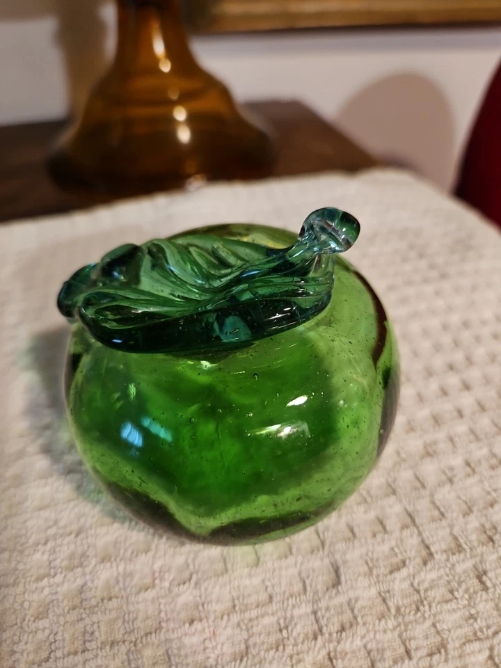Vidrio verde soplado a mano manzana 3 X 2 1/2 Foto 3 de 4