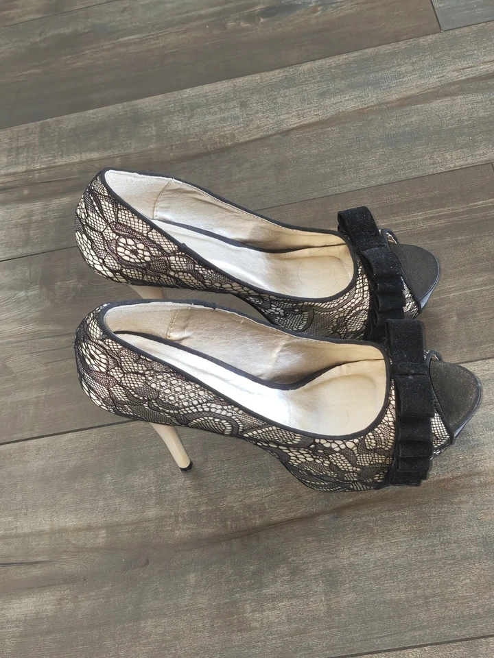 Qupid Women’s Heels Size 10 Black Lace Peep Toe Stiletto Pumps Bow Party Shoes — 第 3/4 张图片