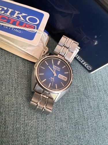 Vintage Seiko 5 Actus blue dial SS 6106-8660 watch Japan Max Wrist 5.75”/ 6”