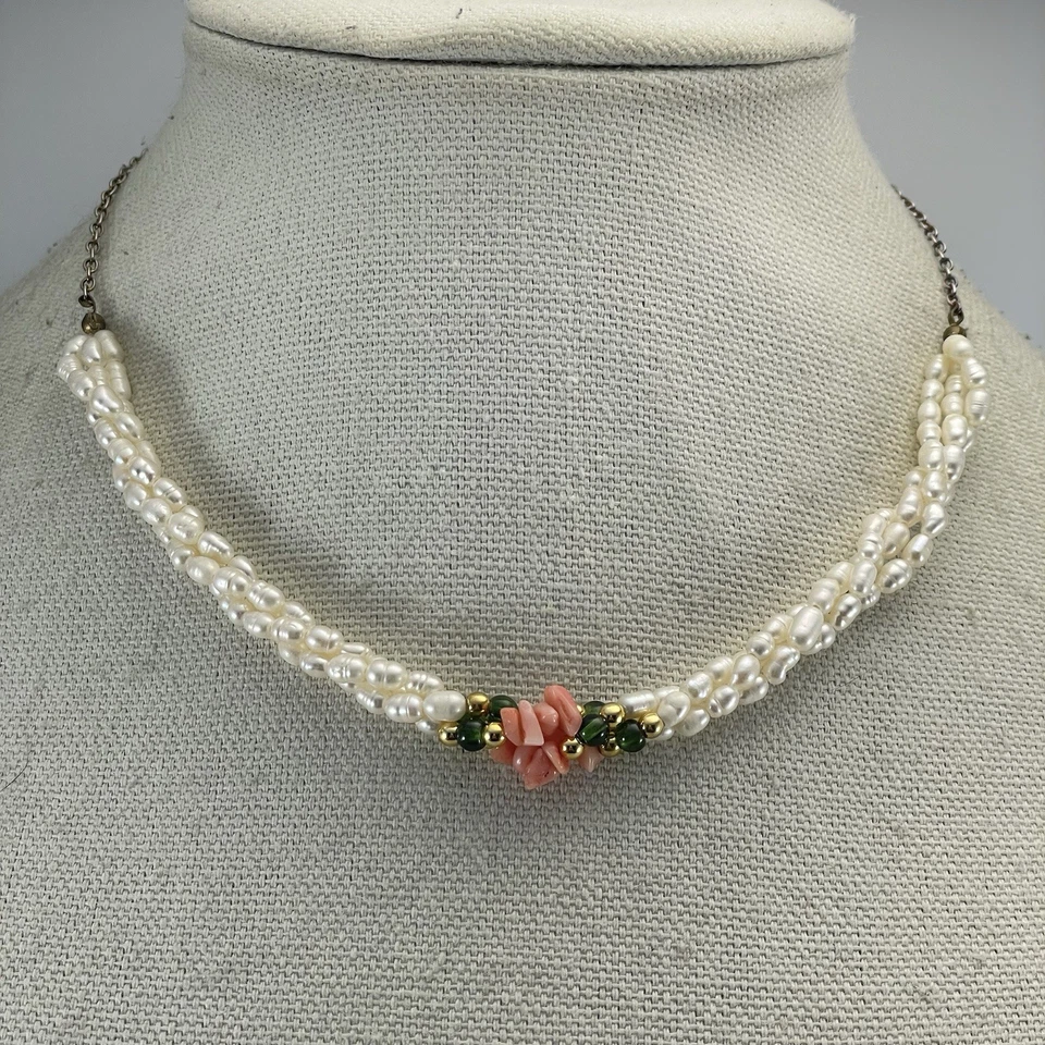 Collar Delicado Cierre Magnético Tono Plata Torcido Centro Coral Perla Arroz Blanco