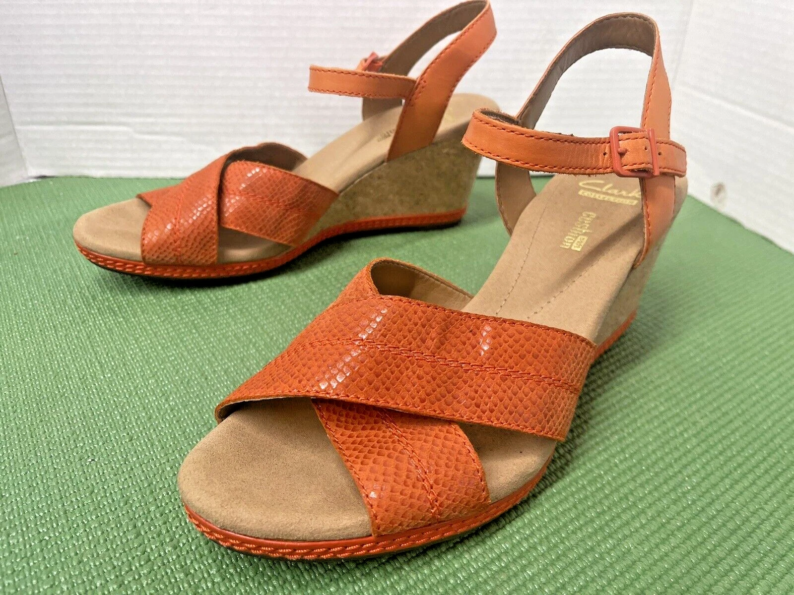 Sandali Clarks Stasha Hale cinturino incrociato pelle zeppa arancione stampa serpente tg. 9