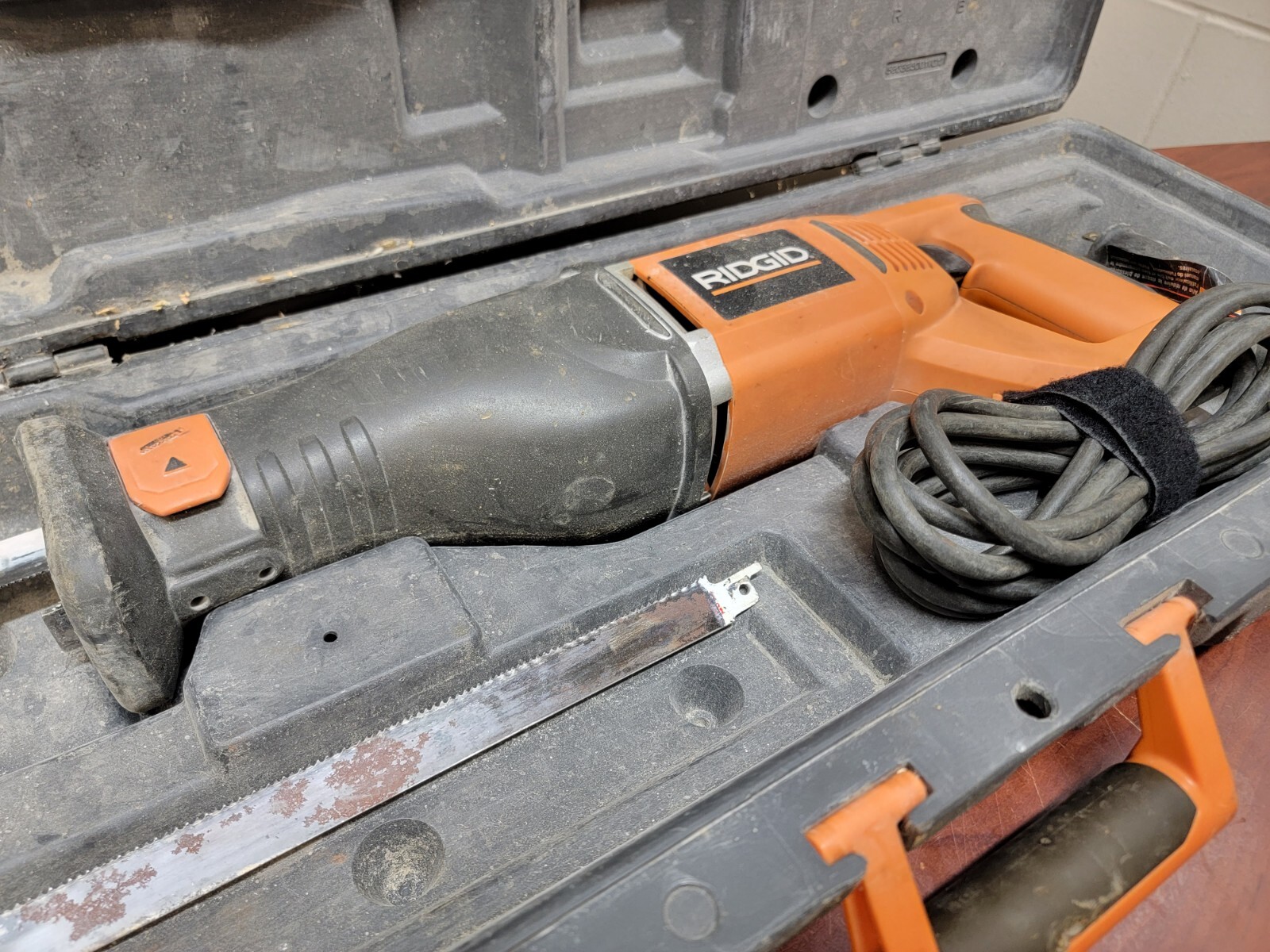 Ridgid 9 Amp Corded Variable Speed Reciprocating Saw with Case R3000 c