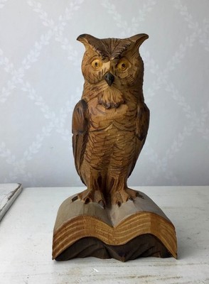Uhu Eule auf einem Buch handgeschnitzte Holzfigur Figur aus Holz