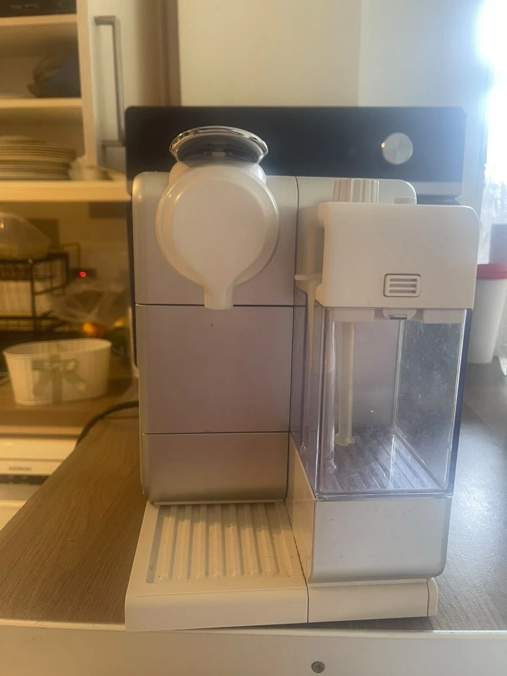 Nespresso Delonghi BN550. B Lattissima One Pod Coffee Espresso Machine Black, photo 2 of 5