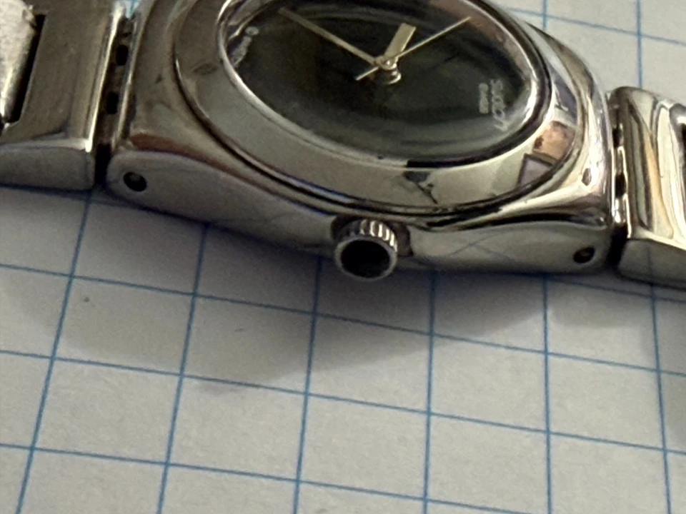 Reloj Swatch Irony AG2001 con esfera negra y pulsera de metal plateado Foto 4 de 4